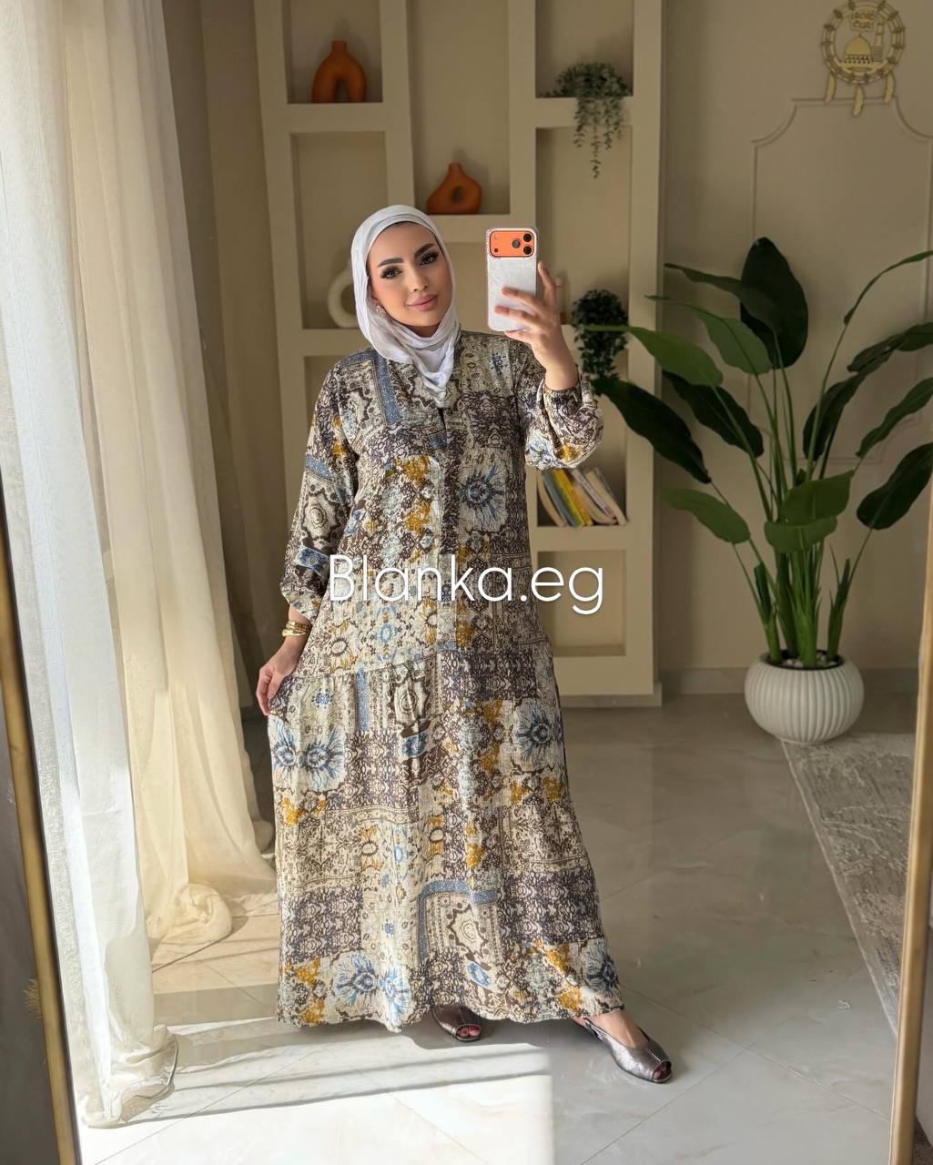 فستان منقوش بطابع عصري أنيق
