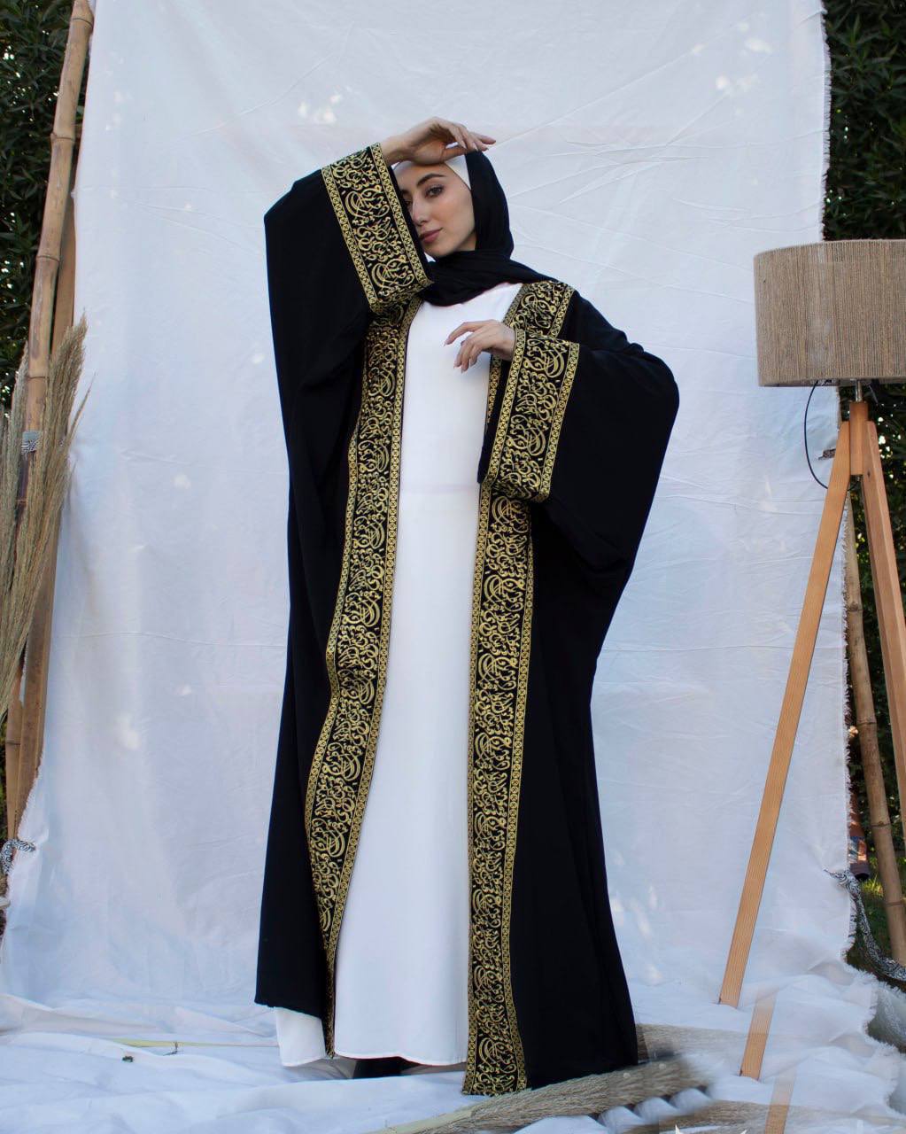 فخامة الكريب بتطريز ذهبي ملكي