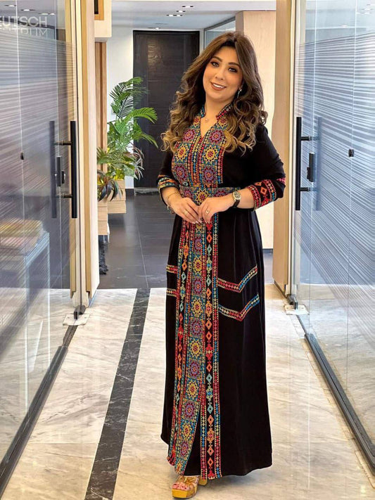 عبايه كريب بحزام متطرز