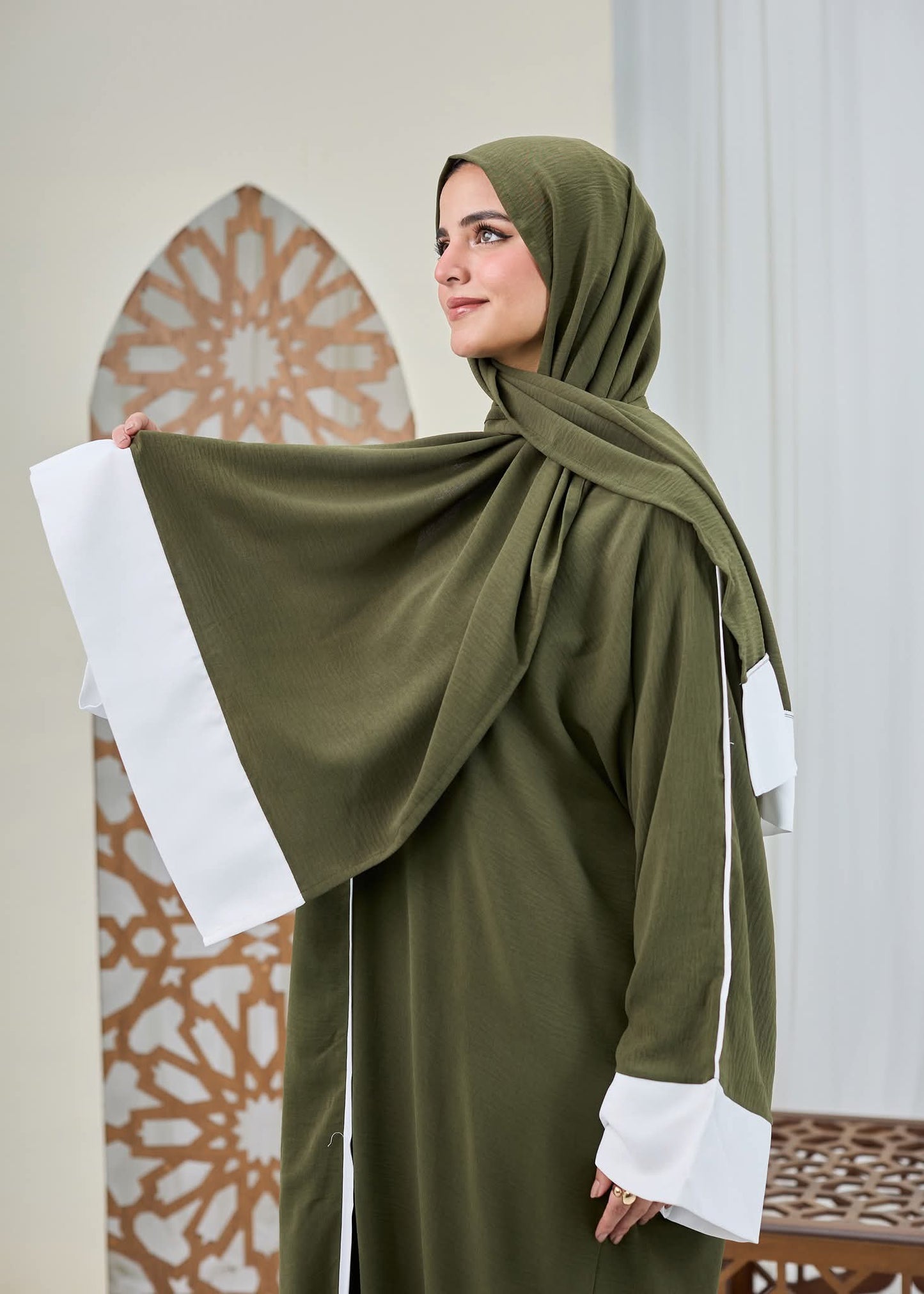 عباية بالطرحه باكمام واسعه