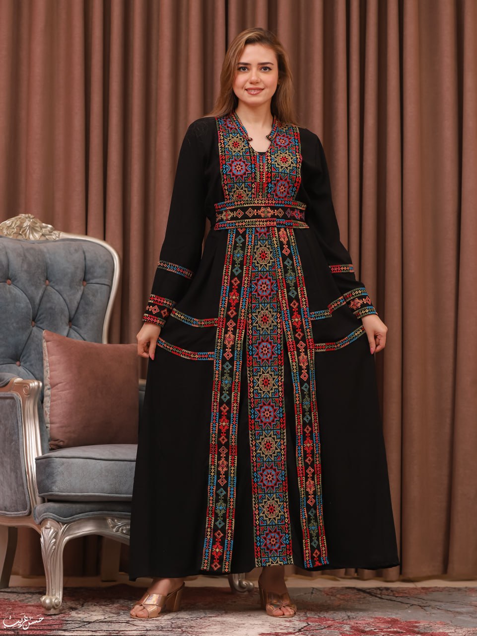 عبايه كريب بحزام متطرز