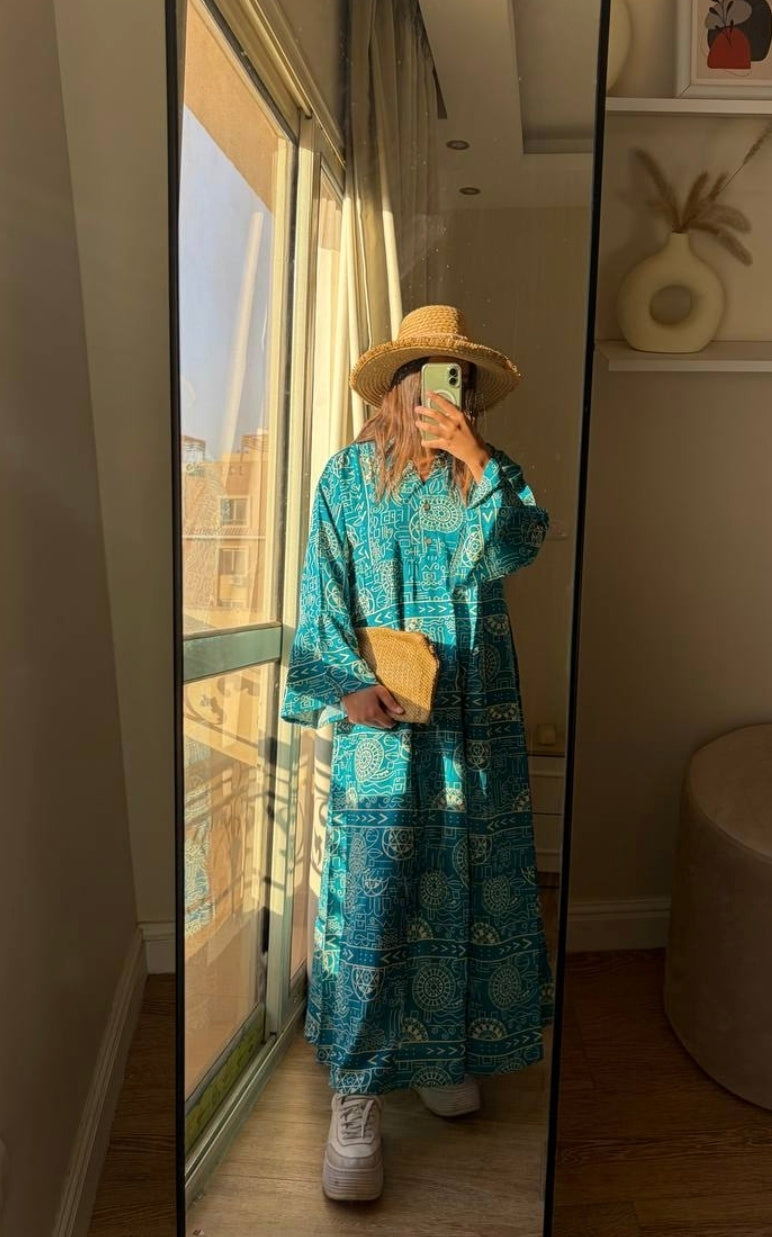 يتميز بخامه و بنقوشات فنية مميزة.