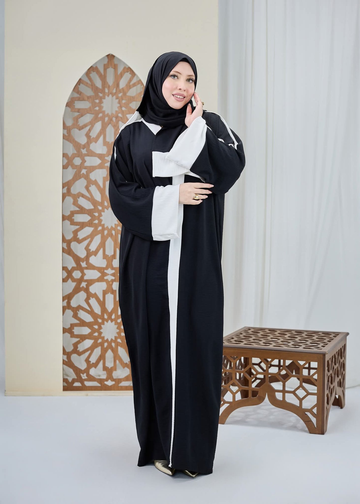 عباية بالطرحه باكمام واسعه